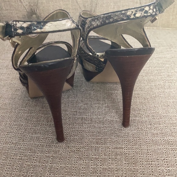 Guess nude,gold and snake print ankle strap - Picture 4 of 5